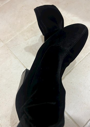 Stradivarius Siyah Süet Topuklu Kadın Bot - Görsel 5