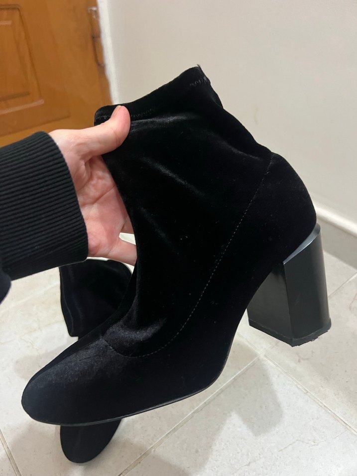 Stradivarius Siyah Süet Topuklu Kadın Bot - Görsel 3