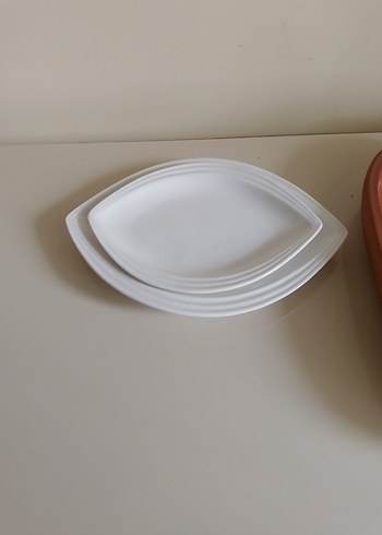 Beyaz ve toprak tonlu porselen servis tabakları - Görsel 2