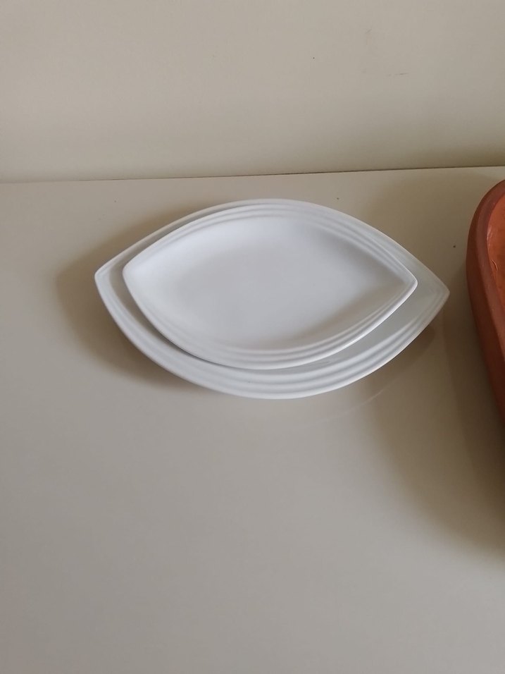 Beyaz ve toprak tonlu porselen servis tabakları - Görsel 2