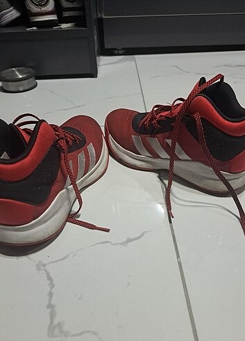 38 Beden kırmızı Renk Adidas çocuk basketbol ayakkabısı