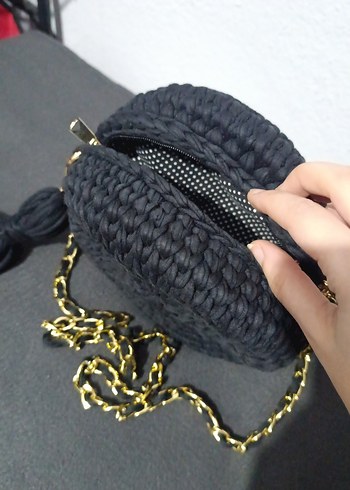 Siyah Örgü Zincir Detaylı Yuvarlak Çanta
20×20 - Görsel 2