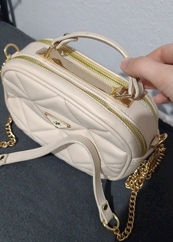 Zincir Detaylı Beyaz Kadın Çanta
15×24 - Görsel 2