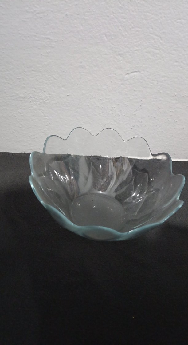 Dalgalı Kenarlı Şeffaf Cam Kase - Görsel 2