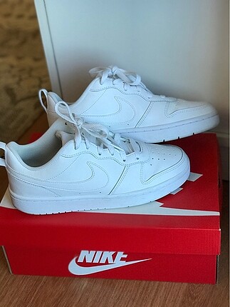 Orijinal Nike beyaz air iki kez giyildi tabanı bile hala tertemi