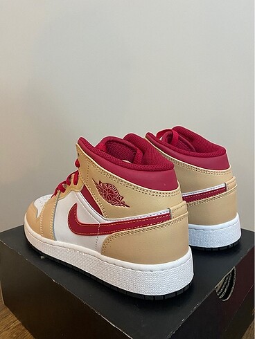 37 Beden ten rengi Renk Air Jordan 1 Mid Cardinal Red