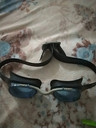 Yüzme gözlüğü 