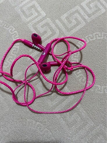Pembe kulaklık