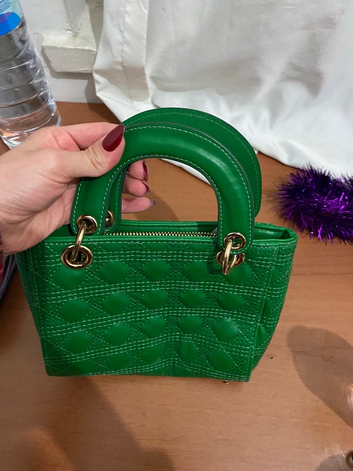 Zincir Detaylı Parlak Yeşil Deri Kadın Çanta - Görsel 3