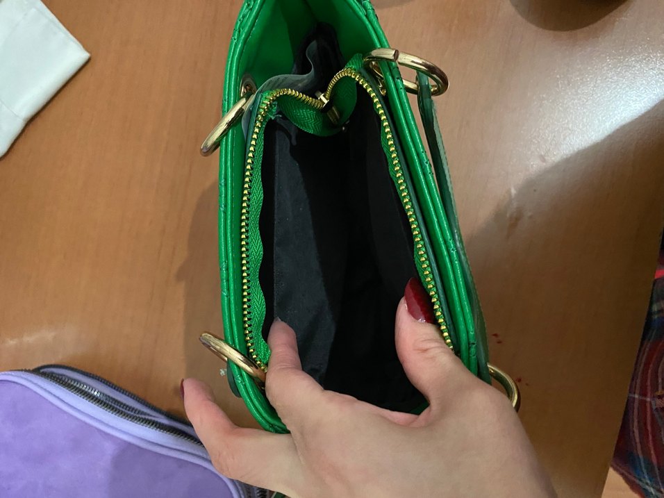 Zincir Detaylı Parlak Yeşil Deri Kadın Çanta - Görsel 4