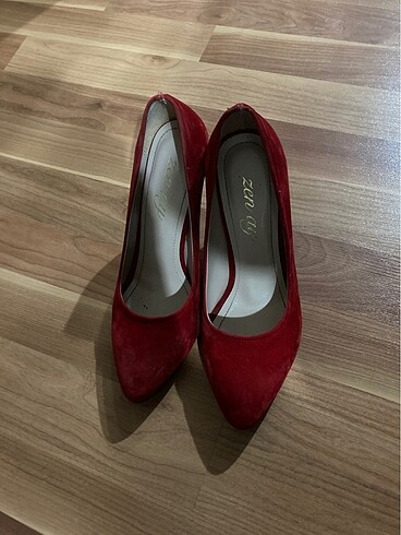 Kırmızı tapuklu ayakkabı