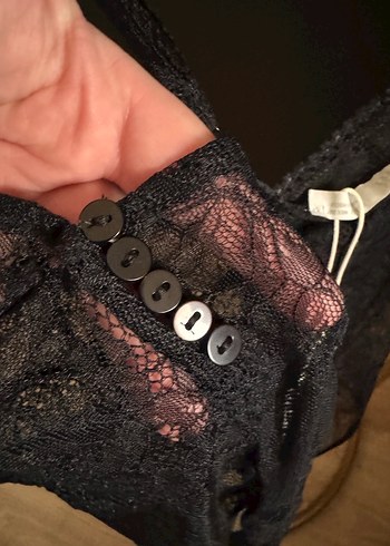 Zara Siyah Dantel Detaylı V Yaka Bustiyer - Görsel 9