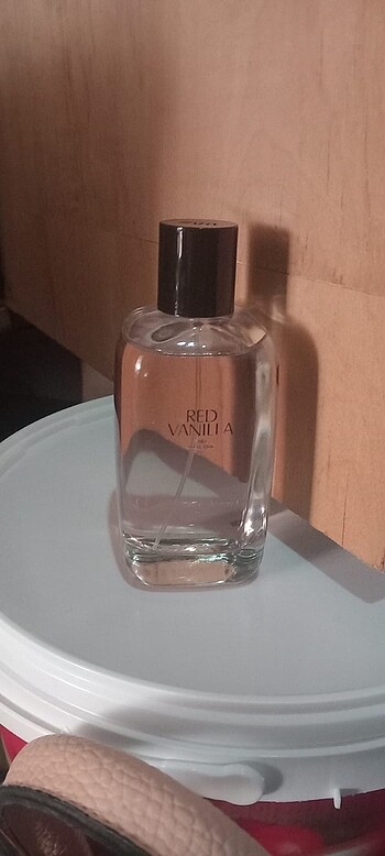 Zara Zara red vanilla