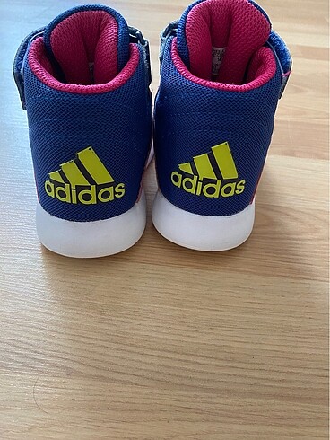 24 Beden Kız çocuk 24 numara Adidas bot
