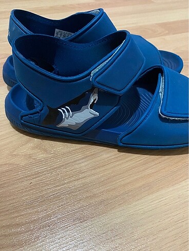 34 Beden Erkek çocuk Adidas sandalet