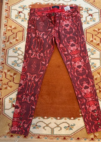 Kırmızı guess Yılan Derisi Desenli Kadın Kumaş Pantolon - Görsel 2