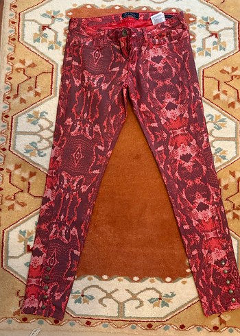 Kırmızı guess Yılan Derisi Desenli Kadın Kumaş Pantolon - Görsel 4