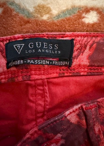 Kırmızı guess Yılan Derisi Desenli Kadın Kumaş Pantolon - Görsel 3