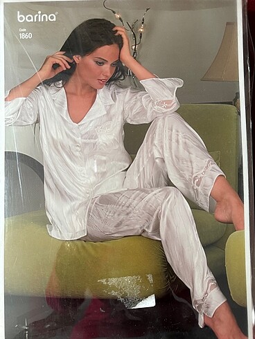 Beyaz saten pijama takım