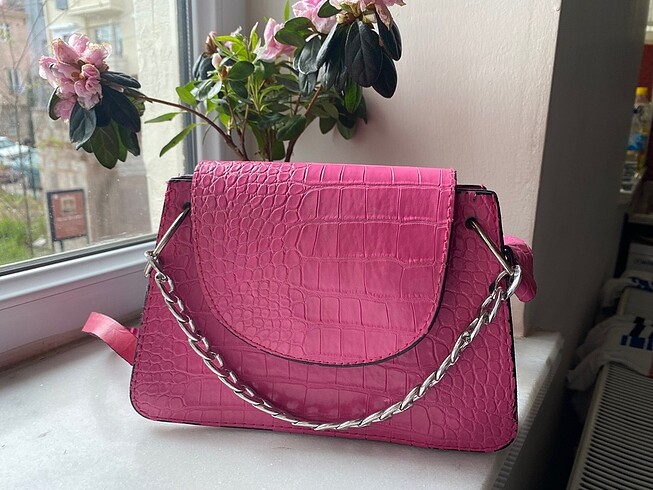 Pembe çanta