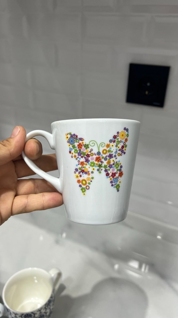 Çiçek Desenli Kelebek Motifli Renkli Kupa - Görsel 2