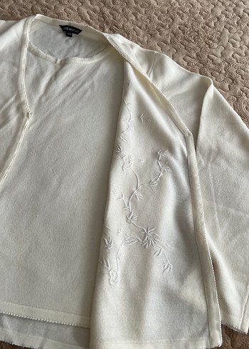 Beyaz Nakışlı V Yaka Kadın Hırka - Görsel 2