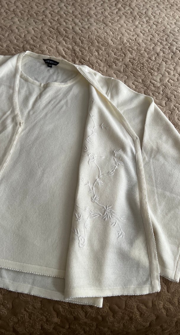 Beyaz Nakışlı V Yaka Kadın Hırka - Görsel 2