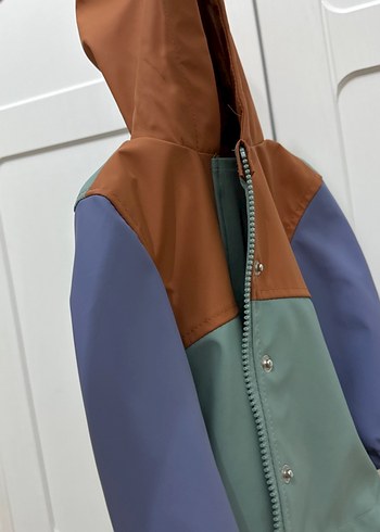 Erkek Çocuk Renkli Düğmeli Yağmurluk - Görsel 4