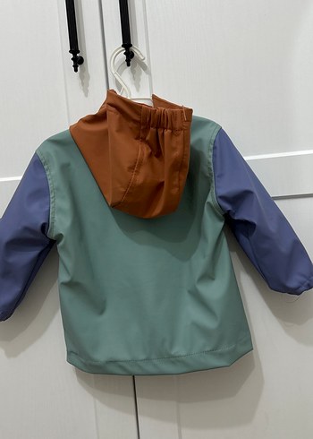 Erkek Çocuk Renkli Düğmeli Yağmurluk - Görsel 2