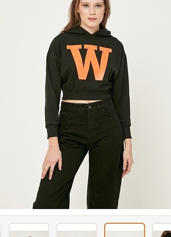 W Baskılı Kapüşonlu Crop Sweatshirt