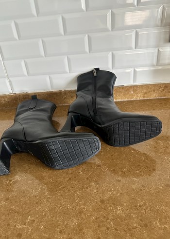 Siyah Deri Topuklu Kadın Bot - Görsel 3
