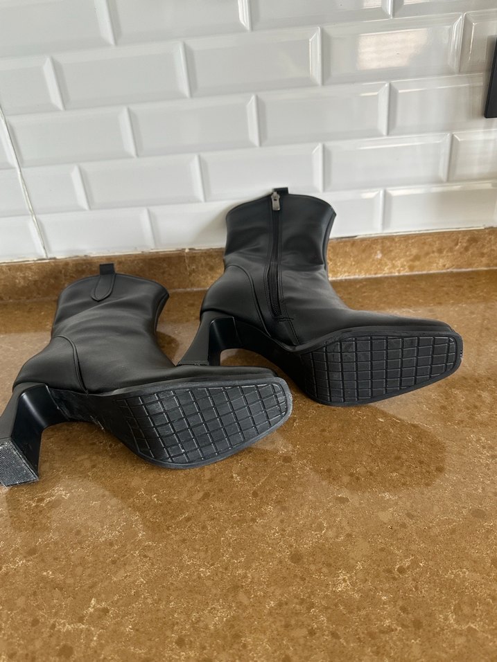 Siyah Deri Topuklu Kadın Bot - Görsel 3