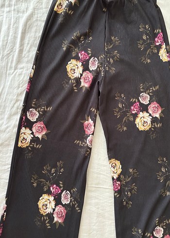 Kadın Siyah Çiçekli Piliseli Bohem Pantolon - Görsel 2