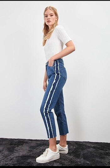 Mavi Püsküllü Yüksek Bel Mom Jeans