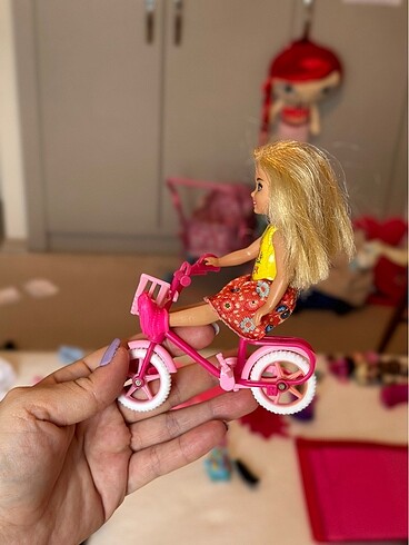 Barbie Chelsia bisiklet sürüyor