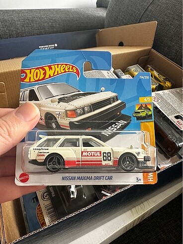 Hot wheels 2022 case nissan maxima