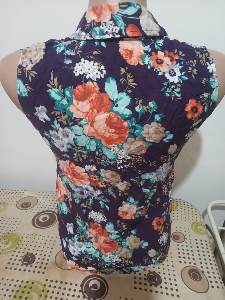 Çiçek Desenli Kolsuz V Yaka Mini Gömlek - Görsel 2