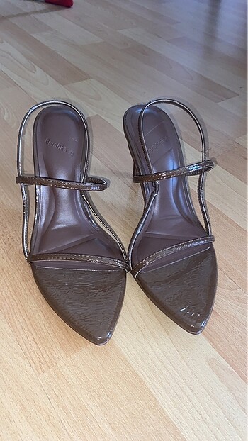 Bershka kahverengi ince topuklu ayakkabı