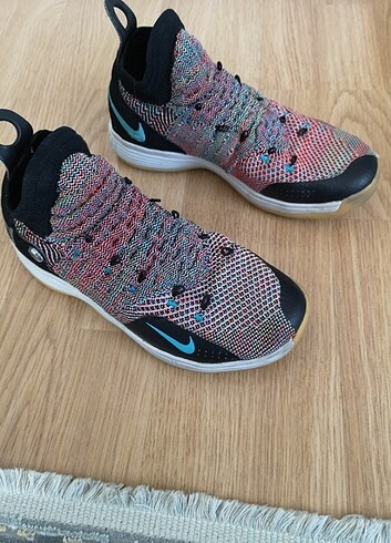 35,5 Beden Nike özel seri spor ayakkabısı