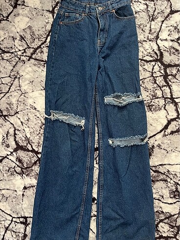 Koyu mavi yırtık jeans