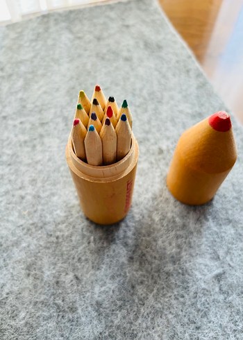 Kurşun kalem seti rengarenk kurşun kalemler ve yanında hediye