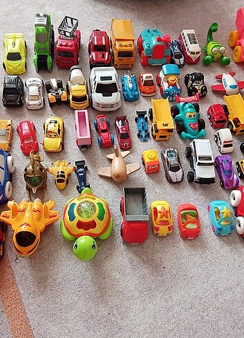 Çeşitli oyuncak arabalar ayrı ayrı fiyatlar