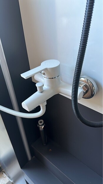 Diğer 2 adet duş setı 2 adet banyo bataryası beyaz