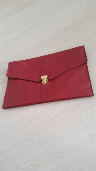 Kırmızı portfey çanta