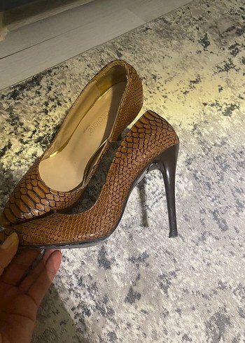 Kahverengi Yılan Derisi Desenli Topuklu Ayakkabı - Görsel 2