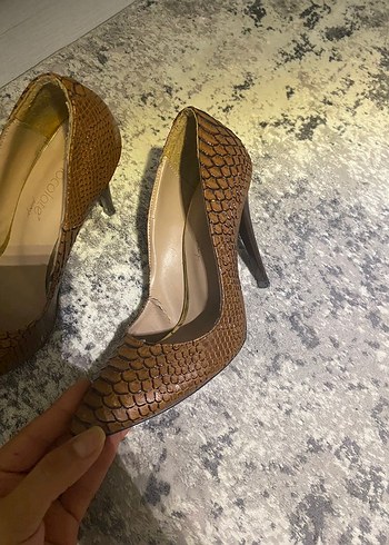 Kahverengi Yılan Derisi Desenli Topuklu Ayakkabı - Görsel 3