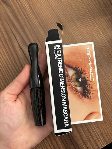Mac in extreme Dimension Maskara