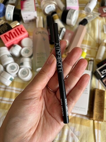 Huda Beauty göz kalemi