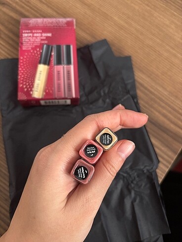 Beden Bobbi Brown Lipgloss