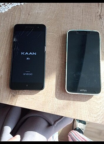 2 adet telefon 5 adet kılıf... telefonun bir tanesi çalışıyor b